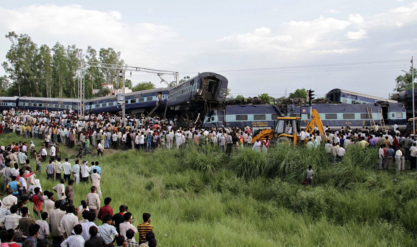 Al menos 35 personas han muerto y 100 han resultado heridas en un accidente de tren al norte de la India.