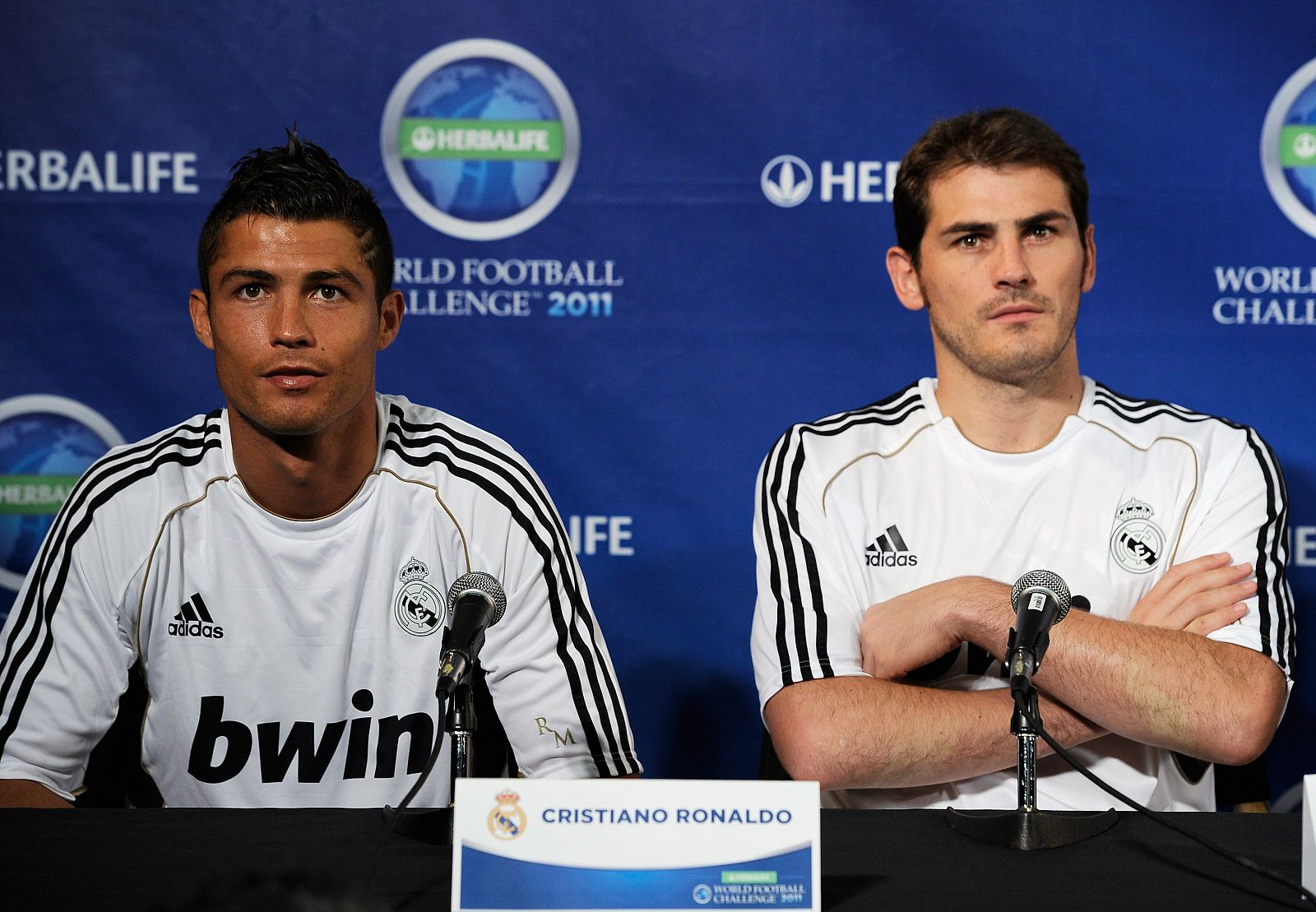 Iker Casillas y Cristiano Ronaldo durante la rueda de prensa de presentación del partido amisto contra los Ángeles Galaxy de David Beckham