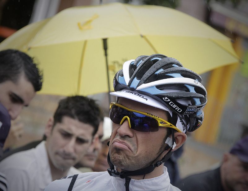 El corredor español del Saxo Bank, Alberto Contador, espera al comienzo de la undécima etapa del Tour de Francia.