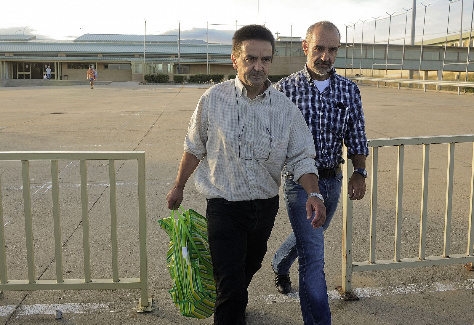 El exjefe etarra Iñaki de Rentería sale de la cárcel de Soto del Real acompañado de un familiar