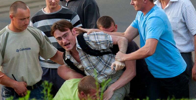 Policías bielorrusos, vestidos de paisano, detienen a un opositor en plena calle