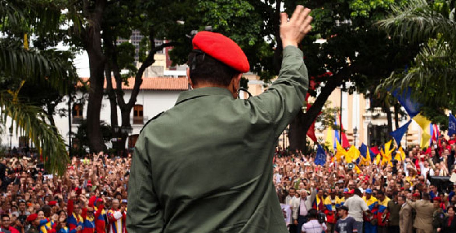 El presidente venezolano, Hugo Chávez saluda a partidarios durante un acto en Caracas el 14 de julio de 2011