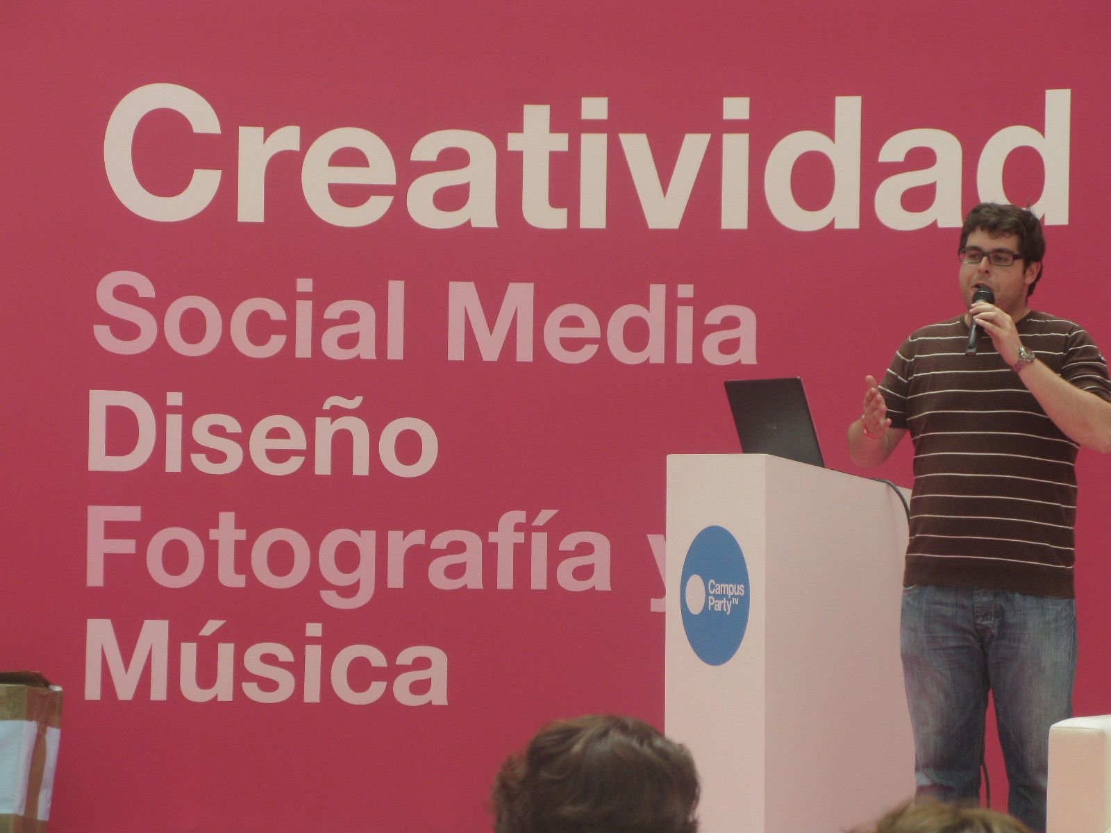 Santi Navarro durante la charla que ha tenido lugar en el escenario de Creatividad del Ágora.
