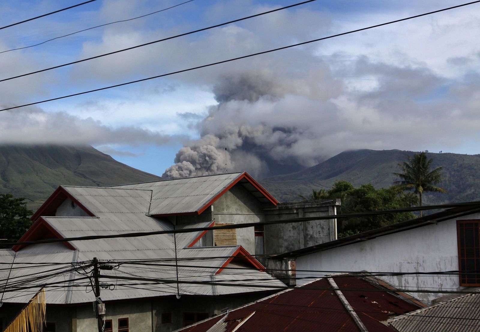 Imagen del volcán Lokon.