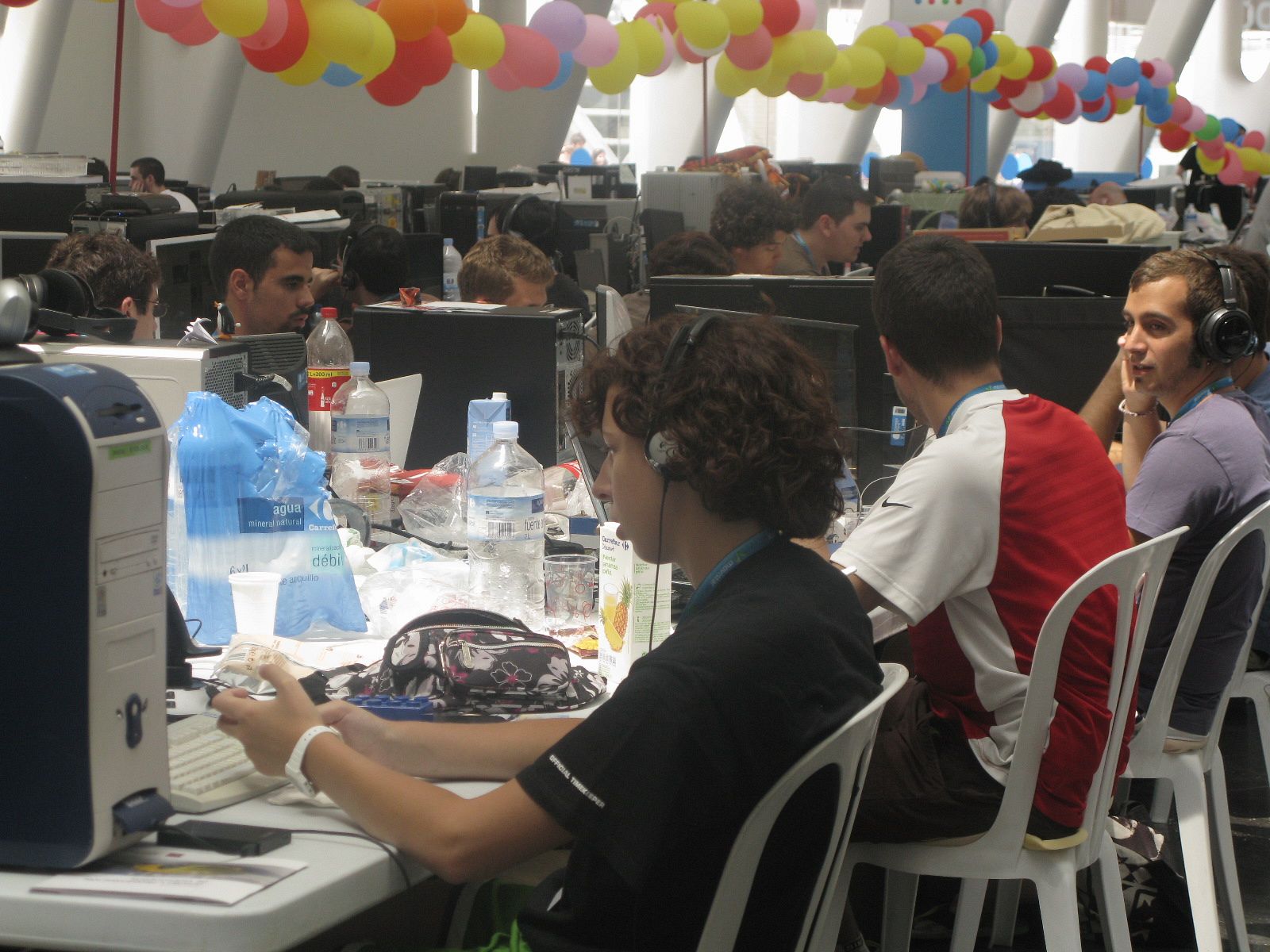 Los 'campuseros' aprovechan las últimas horas del evento en el escenario Innovación del Ágora.