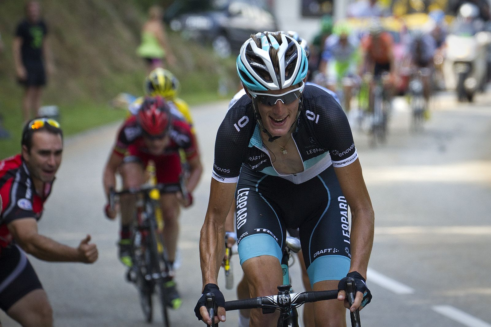 Andy Schleck durante una de sus intentonas en la etapa 14.