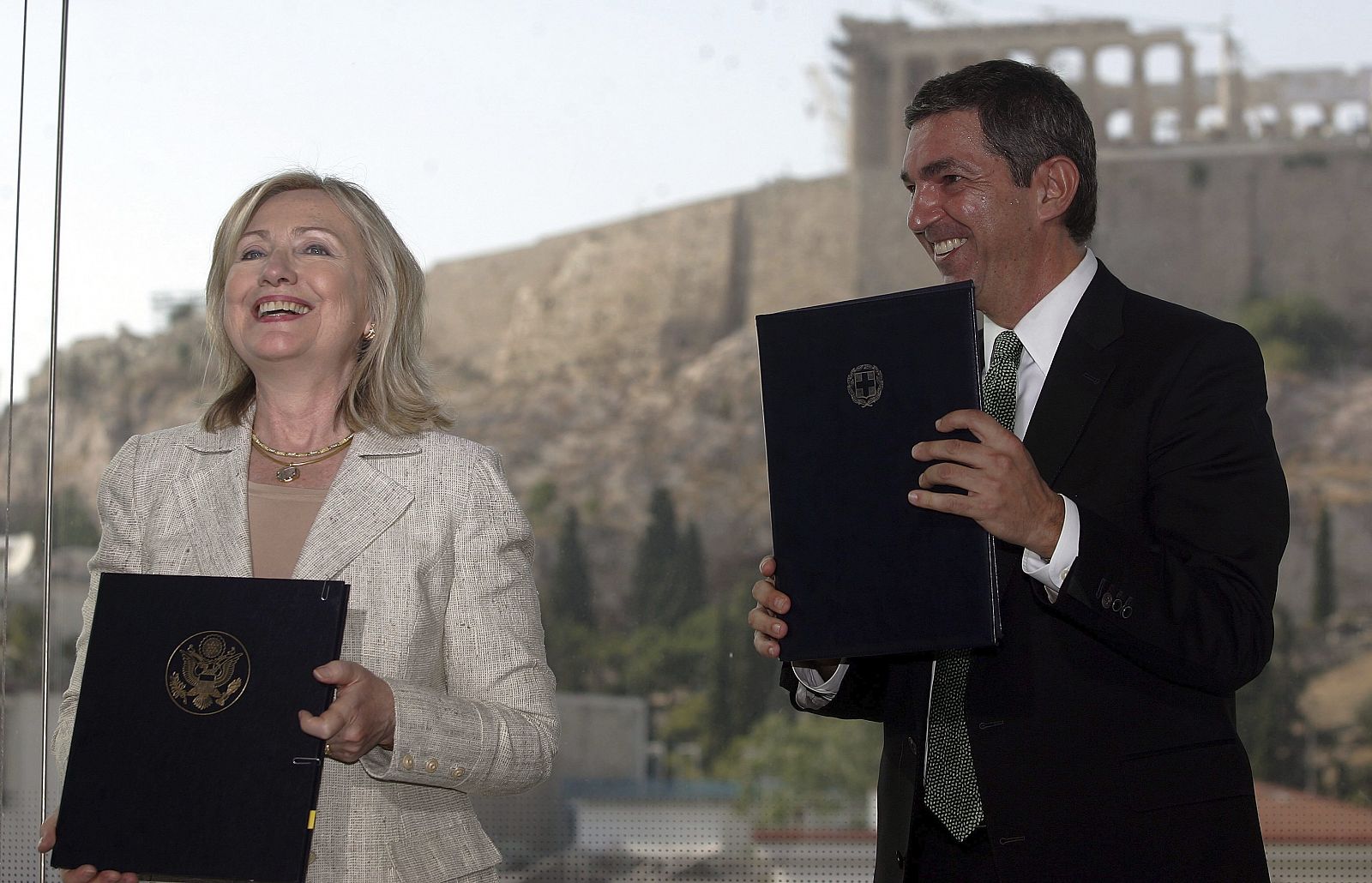 La secretaria de Estado estadounidense, Hillary Clinton y el Ministro de Asuntos Exteriores de Grecia, Stavros Labrinidis en Atenas.