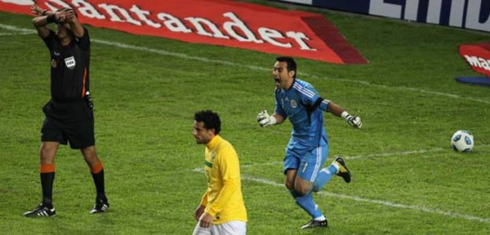 Justo Villar, guardameta paraguayo , celebra el penalti parado a la selección brasileña.