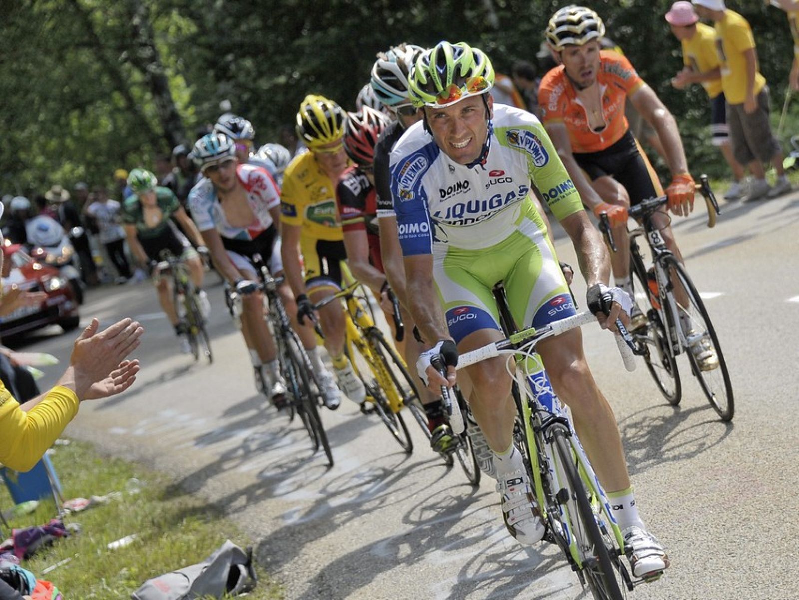 Iván Basso disputa una etapa del Tour de Francia 2011