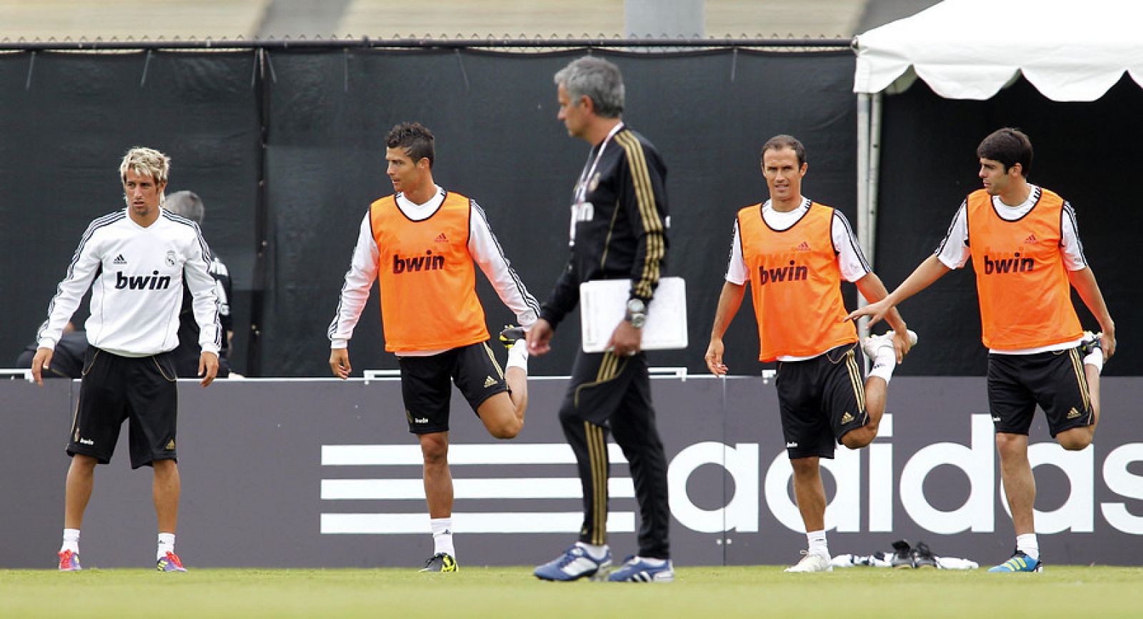 Mourinho dirige el entrenamiento del Real Madrid en Los Ángeles