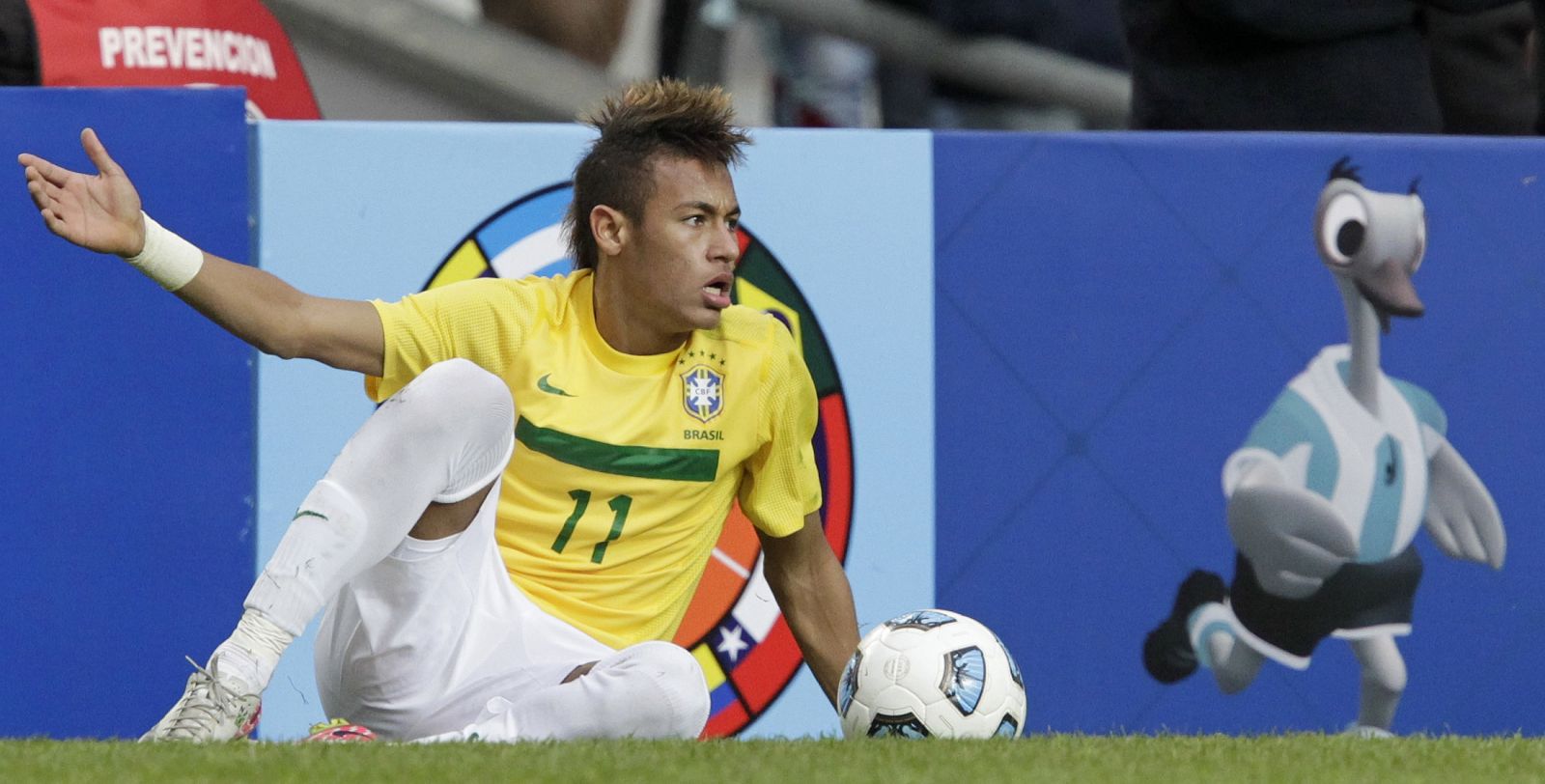 Neymar jugando durante el partido contra Paraguay en los cuartos de final de la Copa America