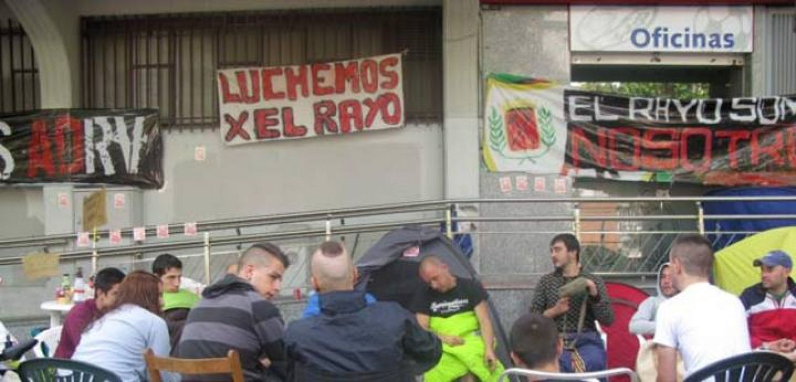 Aficionado rayistas acampados en el estadio Teresa Rivera