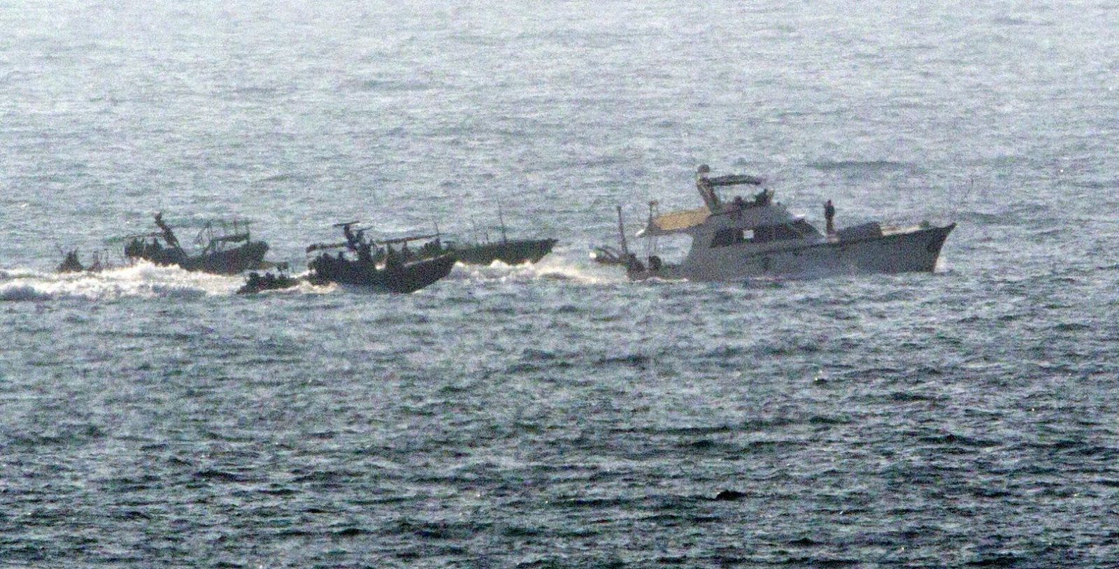 El barco francés de la Flotilla de la Libertad 'Dignité-Al Karama' es escoltado por dos barcos de la Marina israelí en su camino hasta el puerto militar de Ashdod, al sur de Israel.