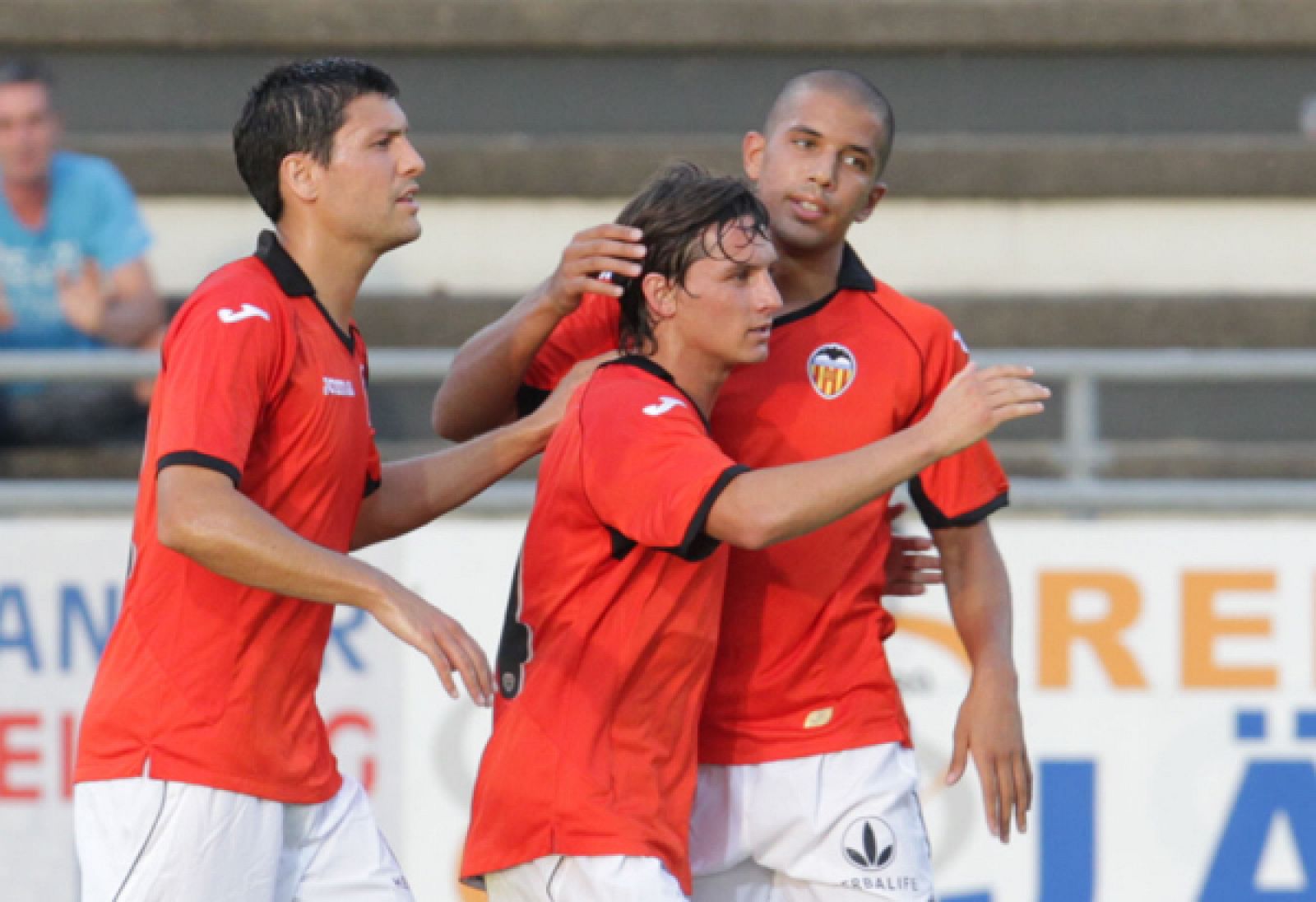 Los jugadores del Valencia celebran el gol de Piatti.