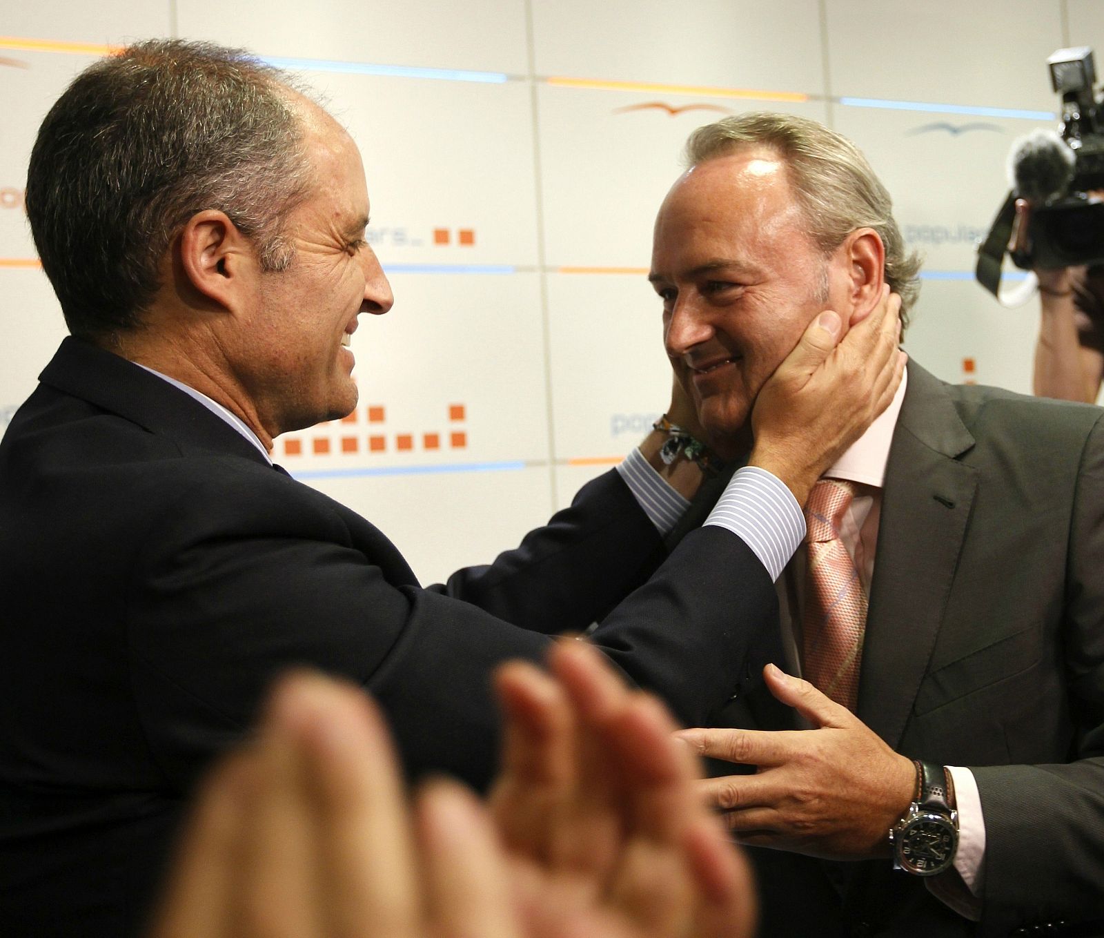 Francisco Camps abraza a Alberto Fabra en una imagen de archivo.