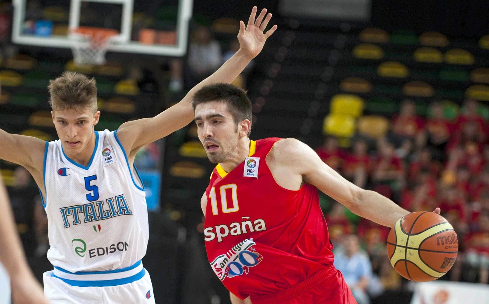 El base de la selección española sub'20 Joseph Franch, con el balón ante el base italiano Andrea Traini.