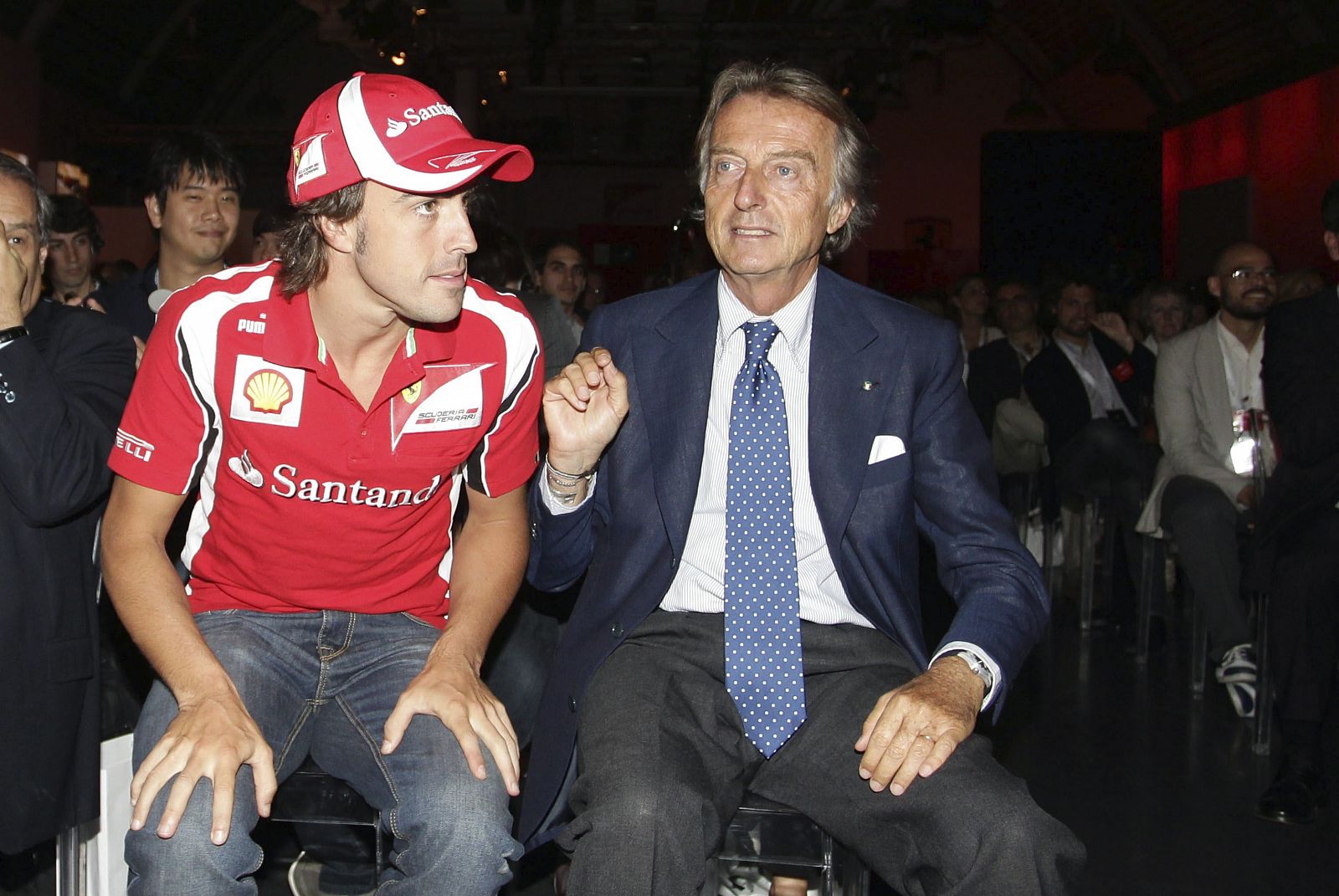 El piloto español de Fórmula Uno, Fernando Alonso y el presidente de Ferrari, Luca Di Montezemolo.