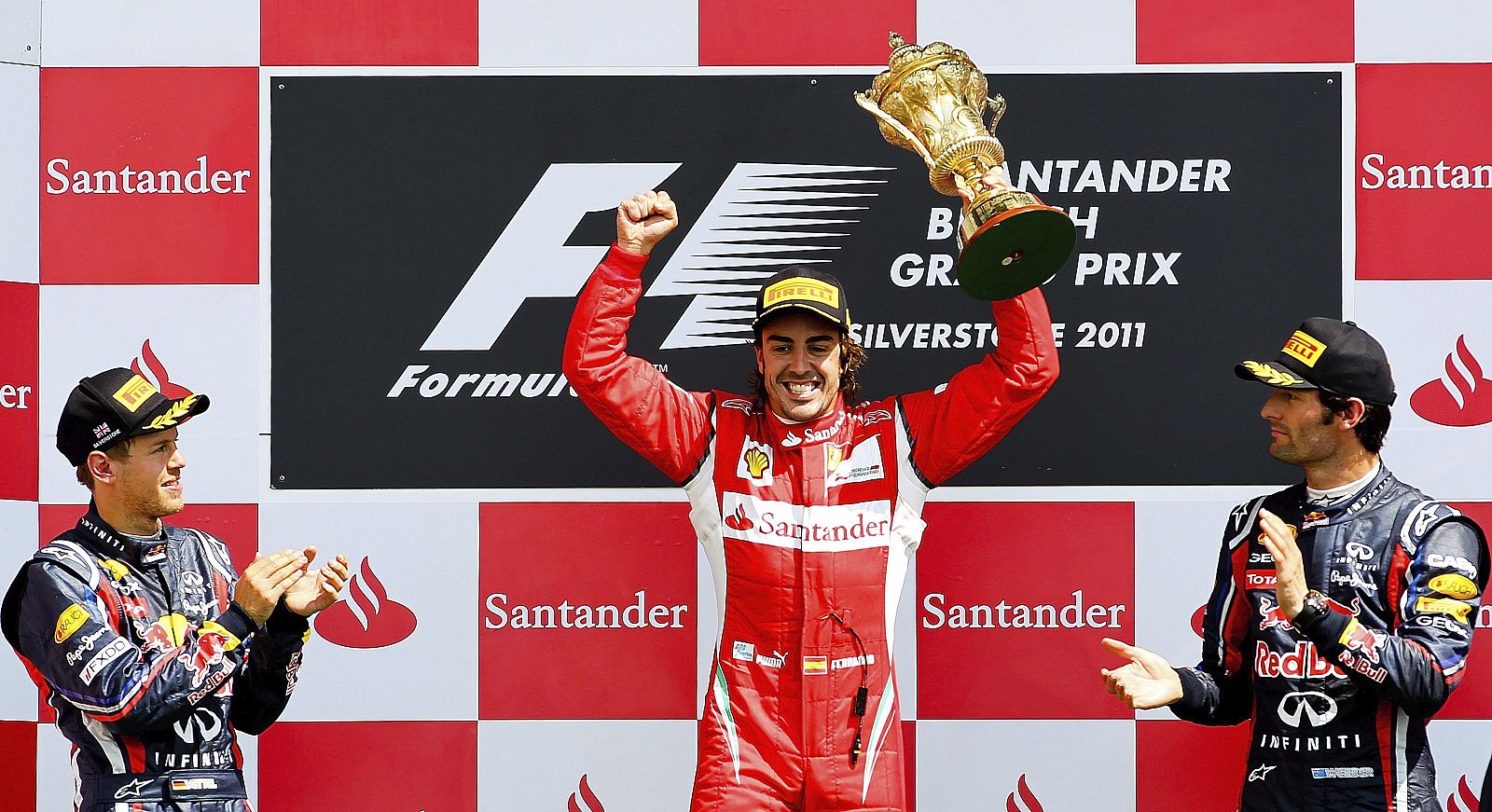 El piloto español Fernando Alonso celebra en el podio su victoria en la carrera del GP de Gran Bretaña de Fórmula