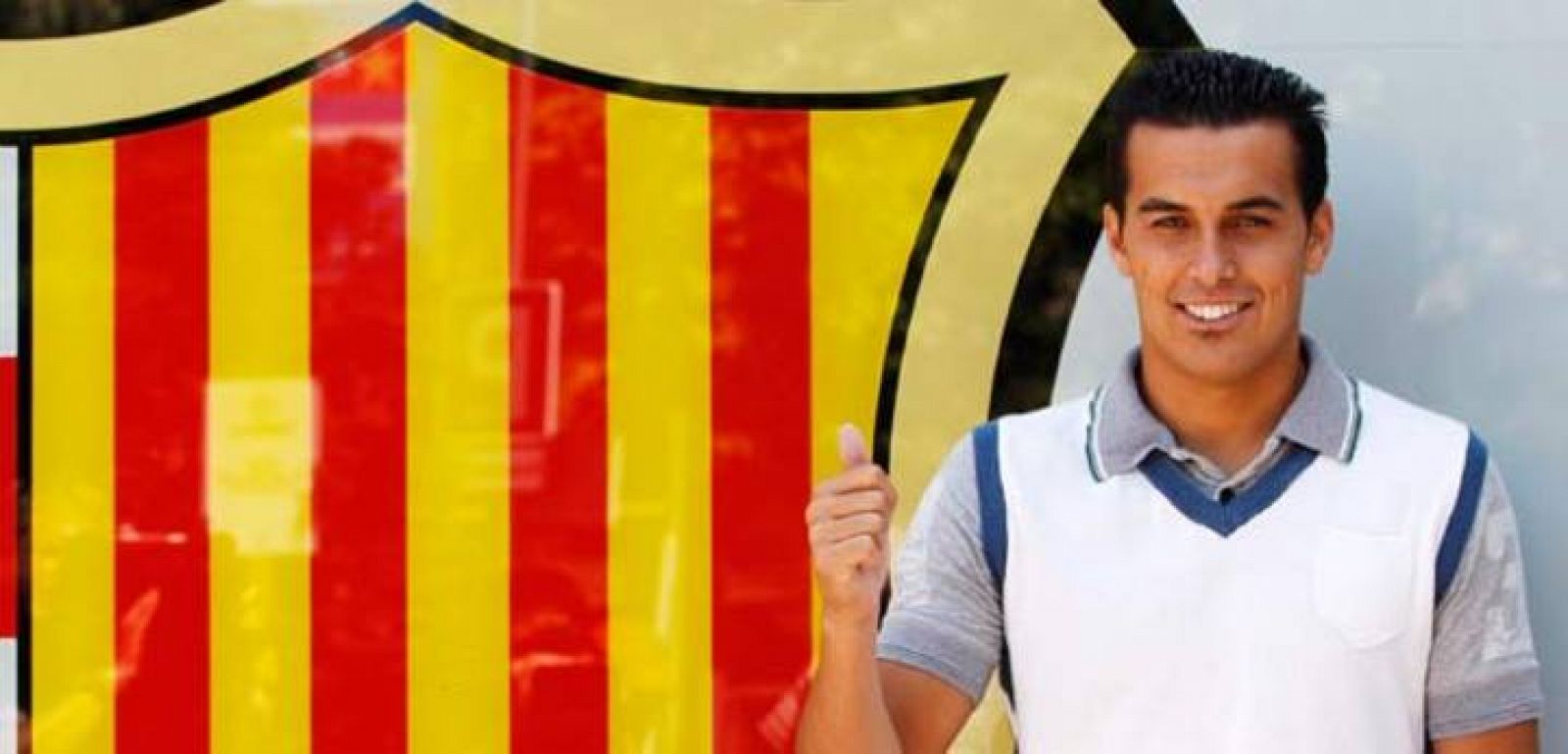 Pedro posando en el Camp Nou.