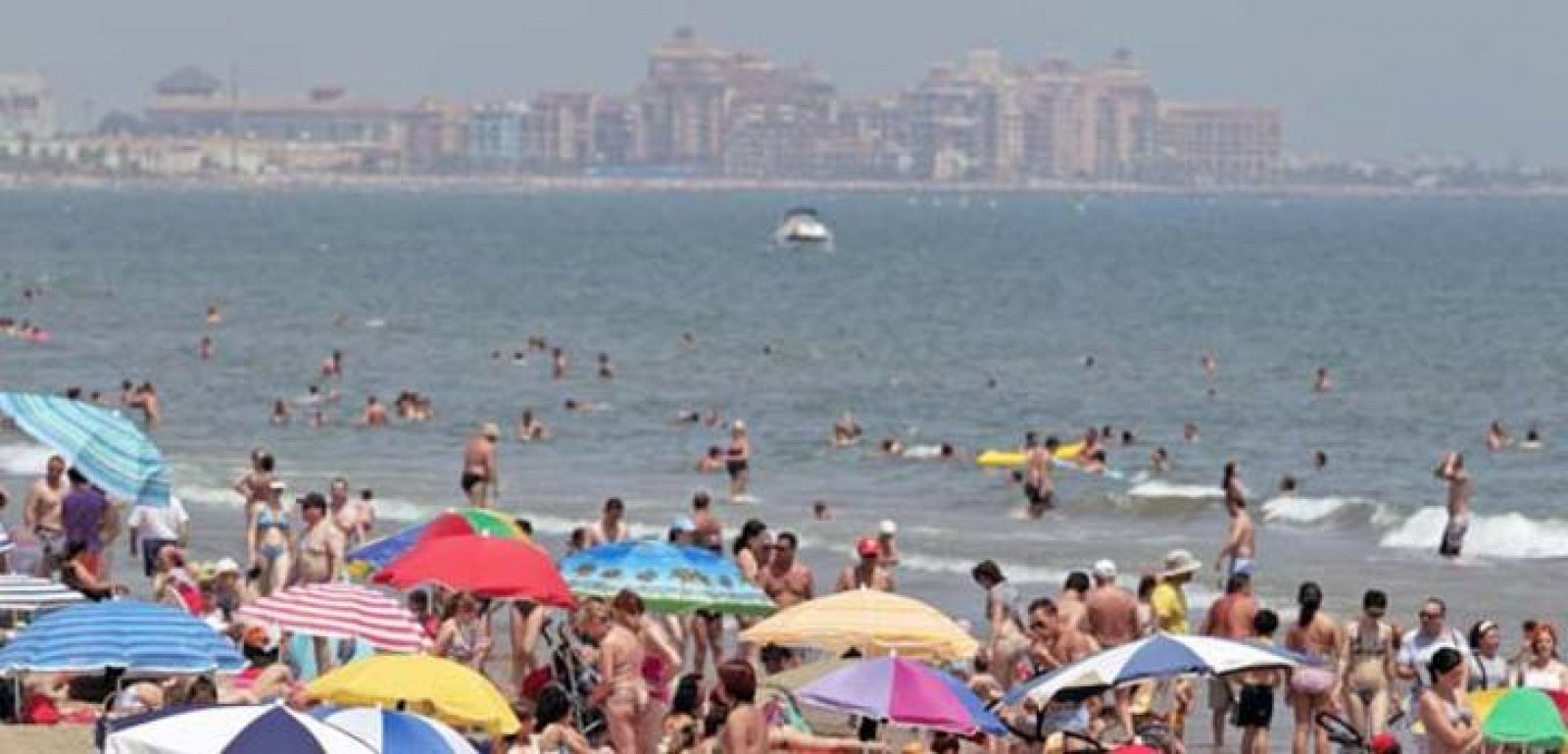 Cientos de turistas disfrutan su estancia en Valencia