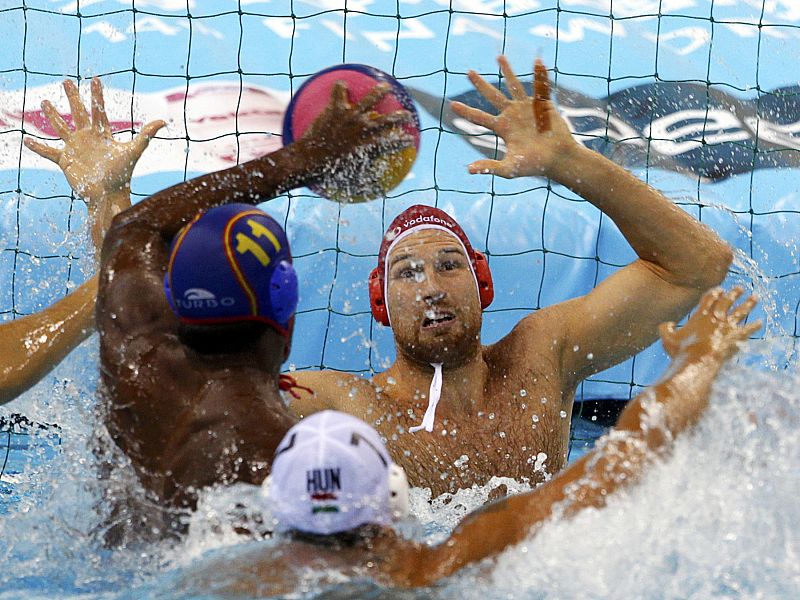 La selección española de waterpolo se ha clasificado tercera de grupo tras perder (12-11) hoy contra la campeona olímpica, Hungría, en los Mundiales de natación de Shanghái.
