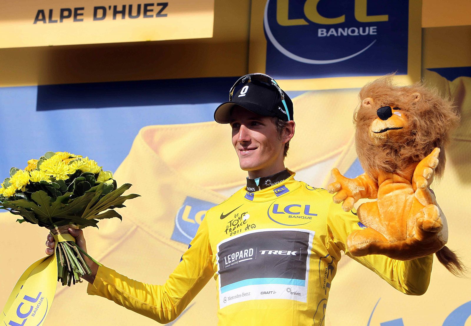 El ciclista luxemburgués Andy Schleck, tras recibir el maillot amarillo en Alpe d'Huez.