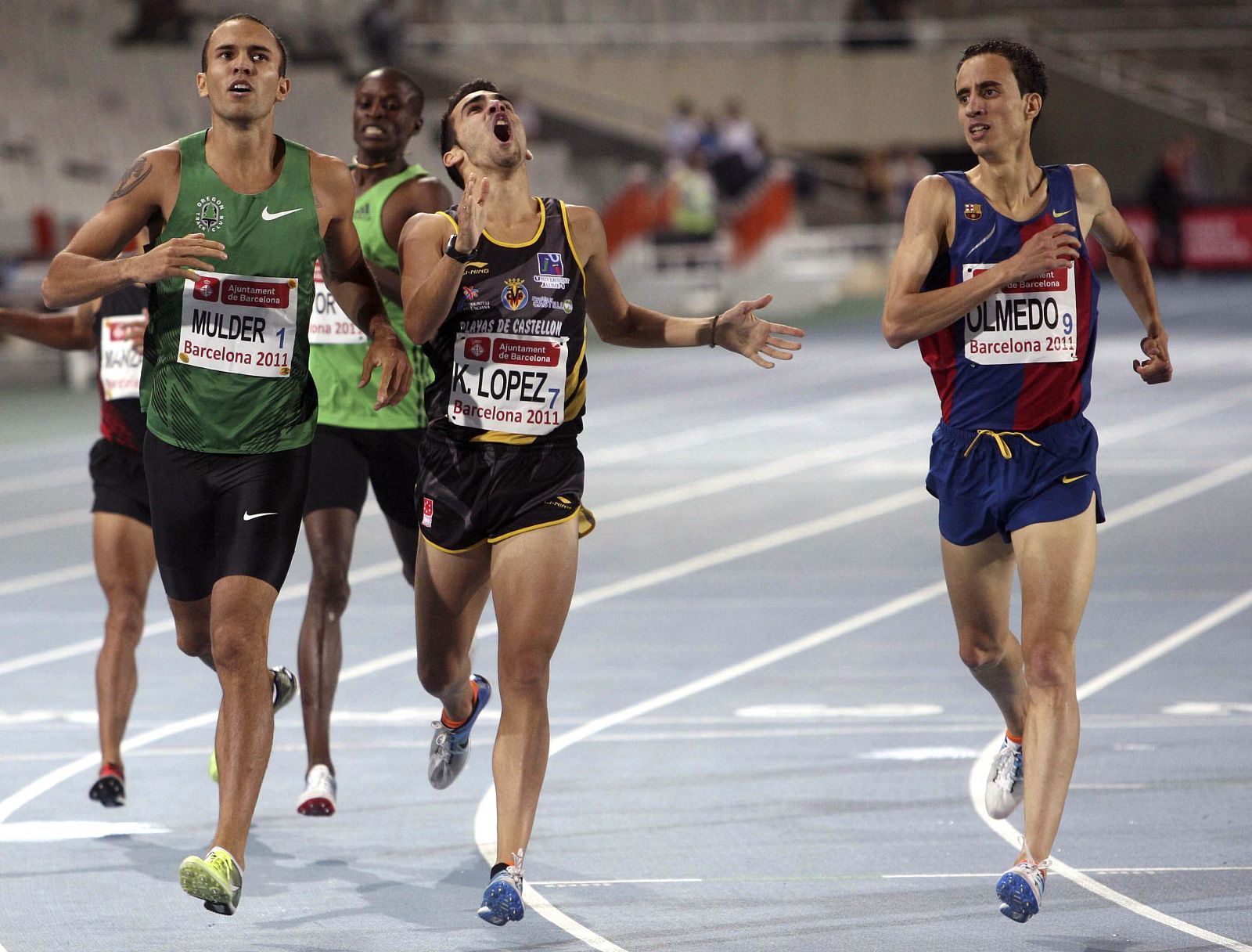 El atleta sevillano, Kevin López  celebra su victoria en la prueba de 800 m, con un tiempo de 1.44.56.