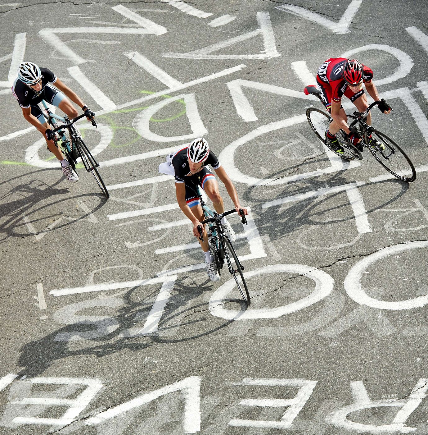 Andy Schleck (izquierda), Franck Schleck y Cadel Evans (derecha), los grandes protagonistas del Tour que se jugarán el podio de París este sábado en la crono definitiva.