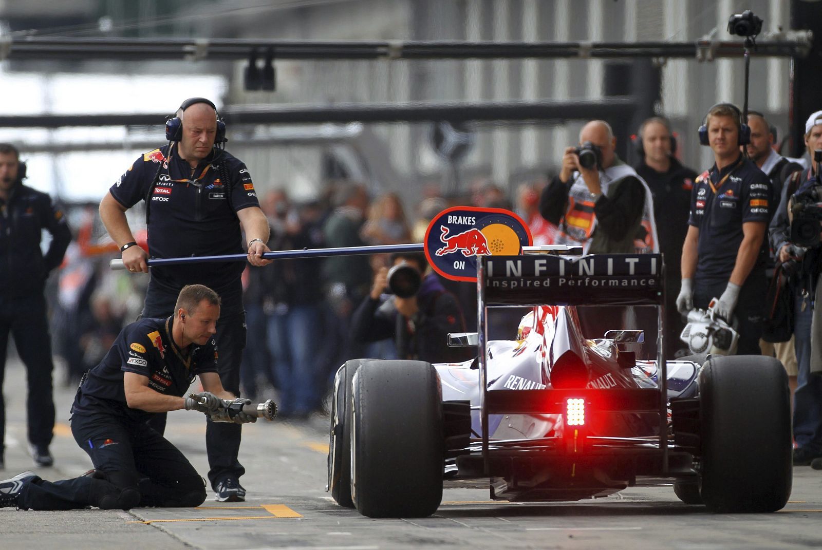 El piloto alemán de Fórmula Uno de la escudería Red Bull Racing, Sebastian Vettel, durante una parada en el taller del equipo