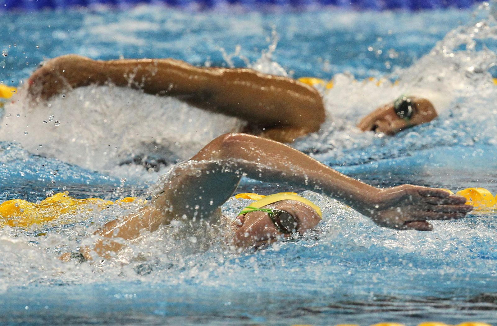 Melissa Gorman (adelante) y Erika Villaecija compiten durante la prueba de 1500 metros libres femenino.