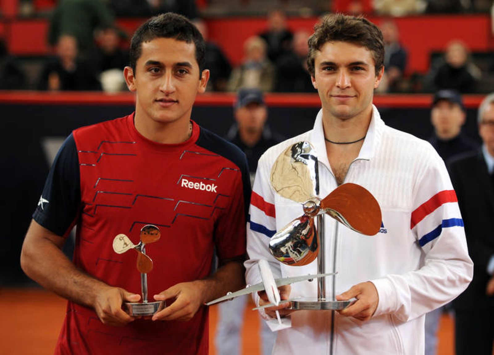 El francés Gilles Simon y el español Nicolás Almagro posan con los trofeos tras la final del torneo ATP Rothenbaum en Hamburgo