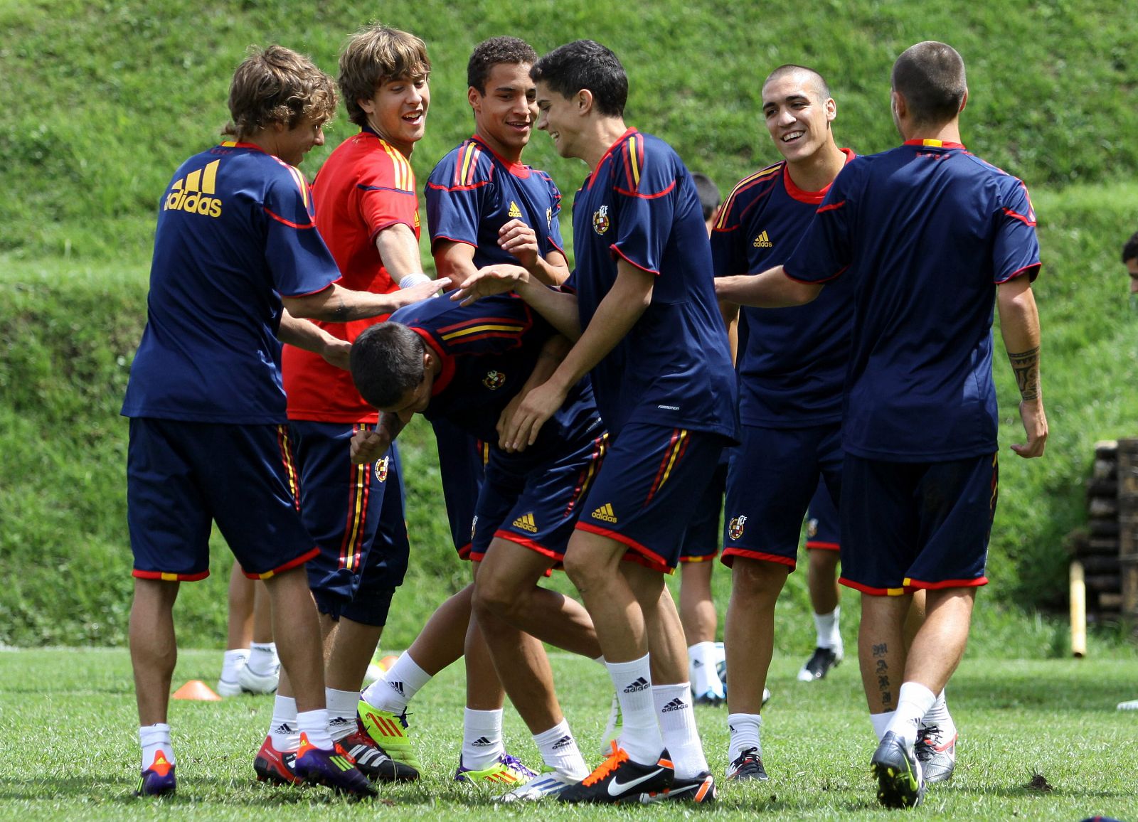 Jugadores de la selección española Sub 20 durante un entrenamiento en Manizales (Colombia). España se enfrentará a Australia, Ecuador y Costa Rica en la primera fase del grupo C del Mundial Sub 20 de la Fifa que se llevará a cabo entre el 29 de julio