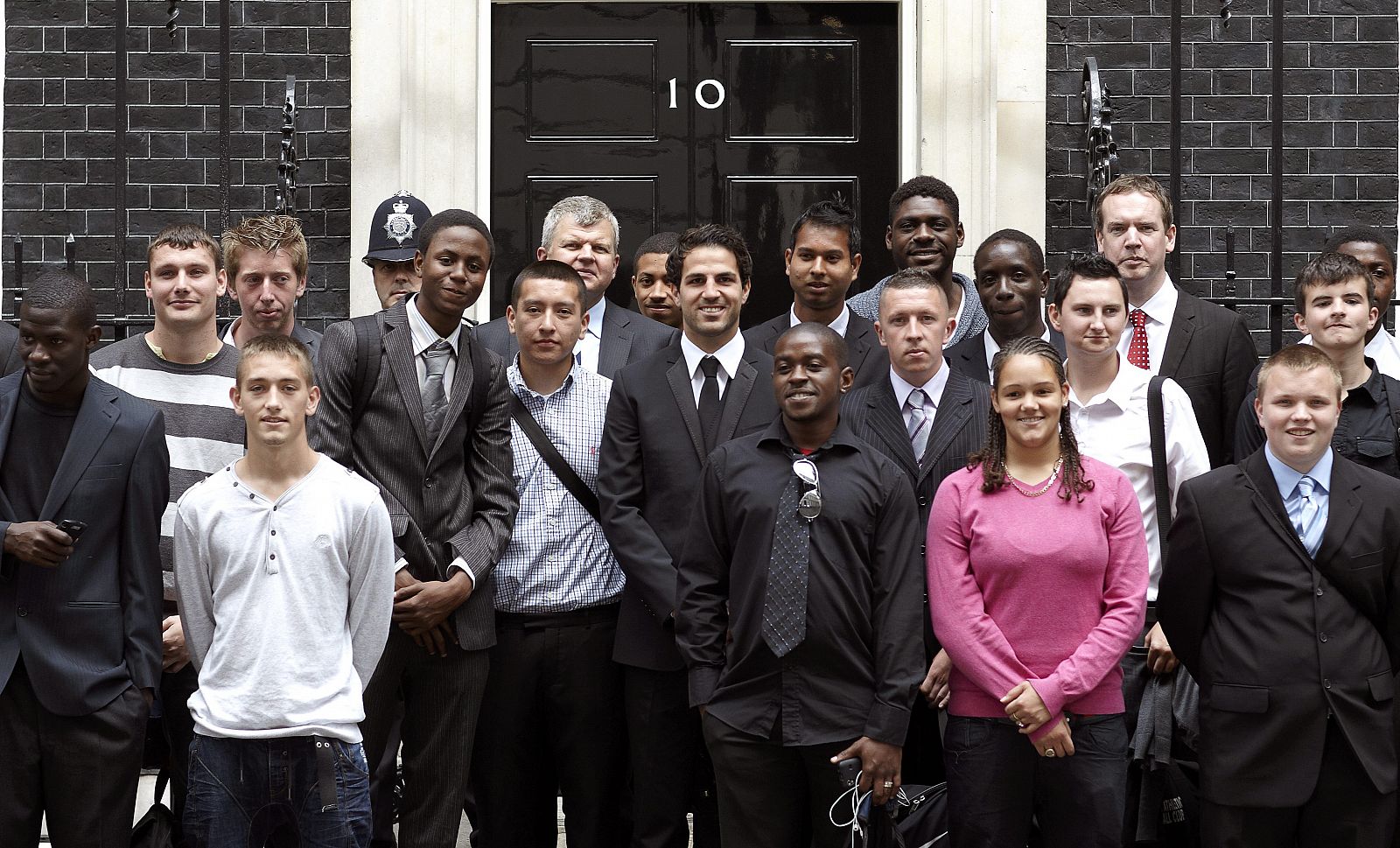 Cesc Fábregas, embajador de la asociación Street League, posa en la puerta del nº 10 de Downing Street