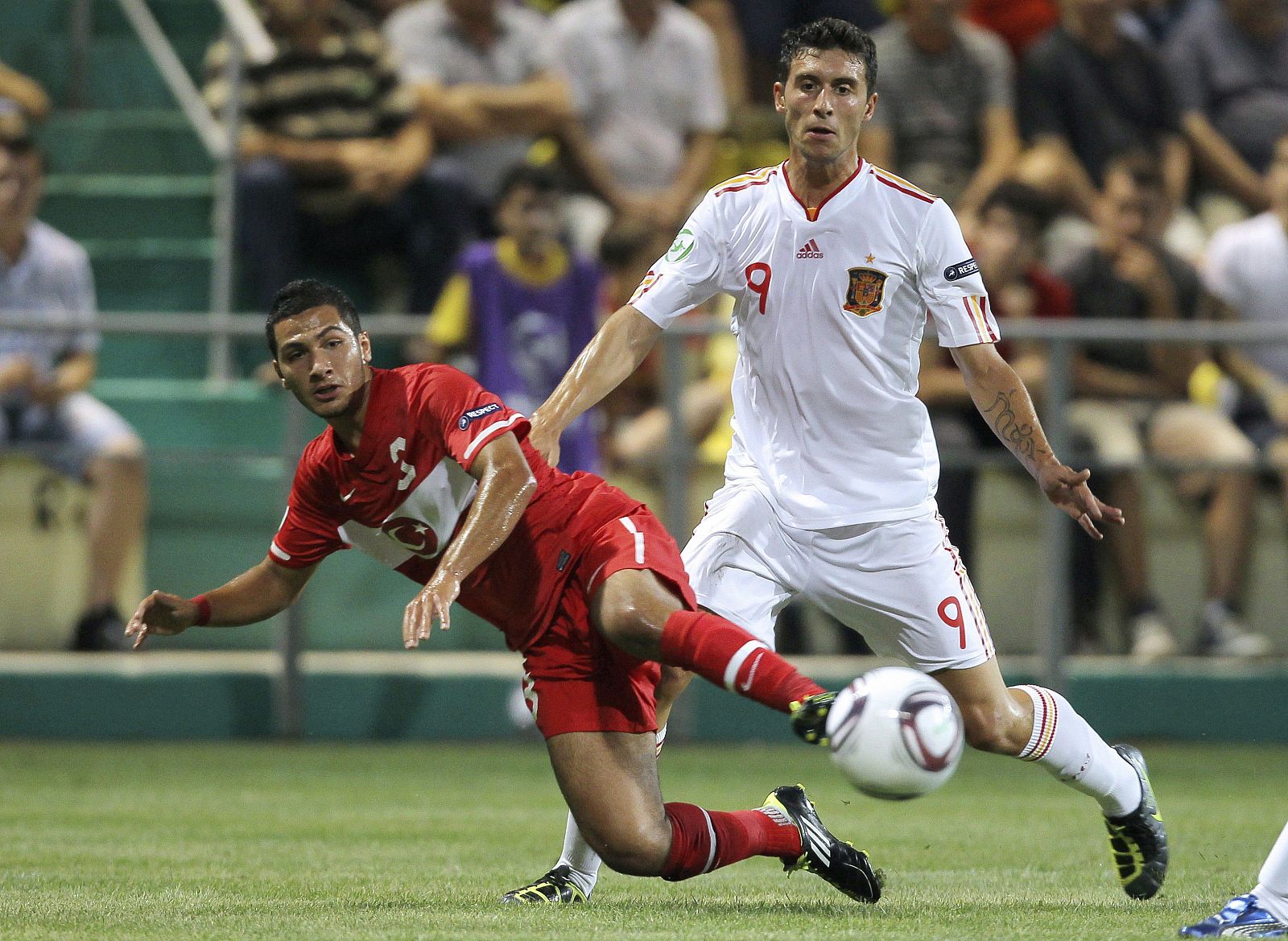 El jugador español Borja González pelea por el control del balón con el turco, Kamil Corekci, durante el partido del grupo B del Europeo de fútbol disputado en Bucarest.