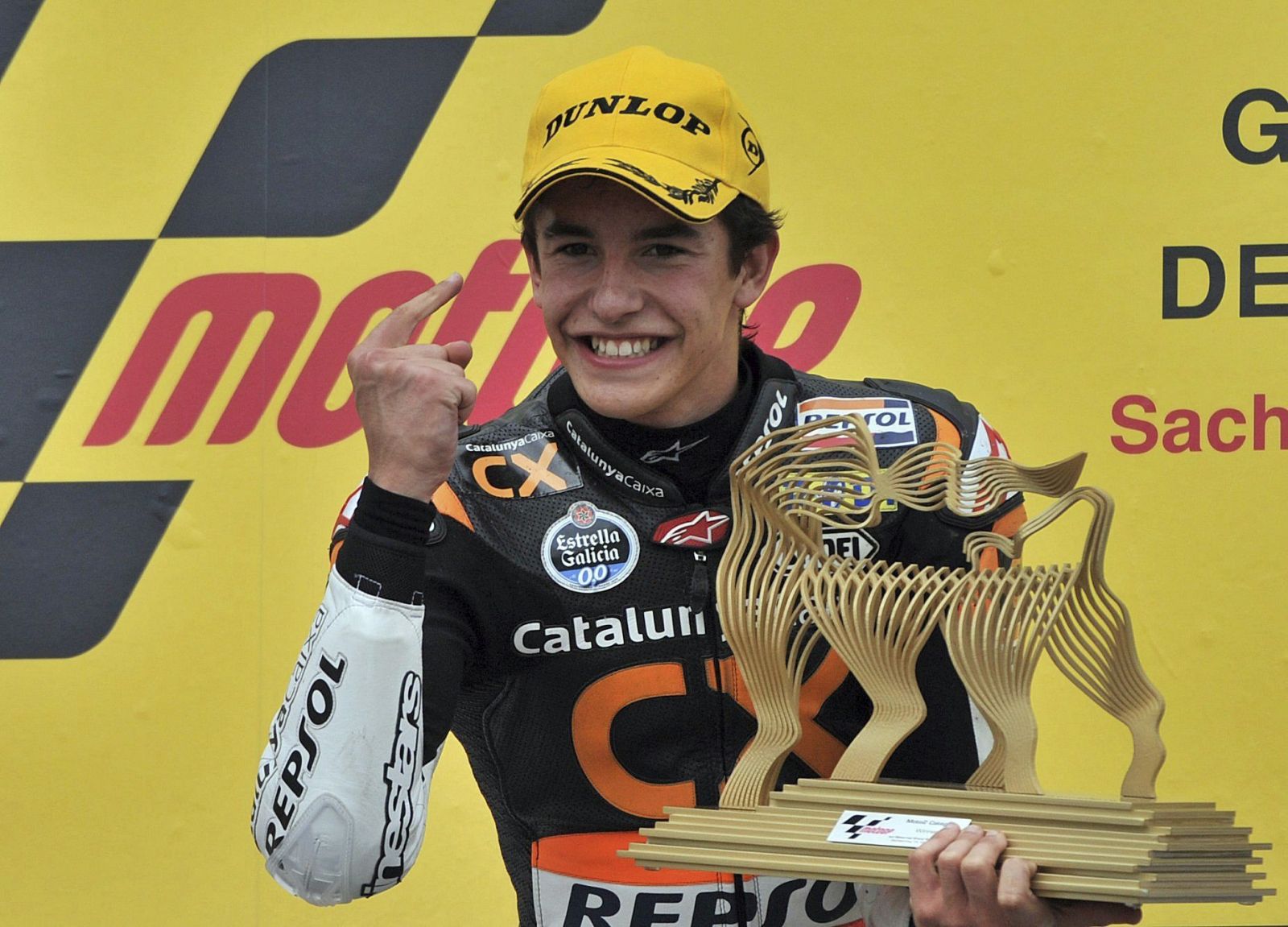 Marc Márquez celebra en el podio tras ganar el Gran Premio de Alemania de motociclismo en el circuito de Sachsenring,