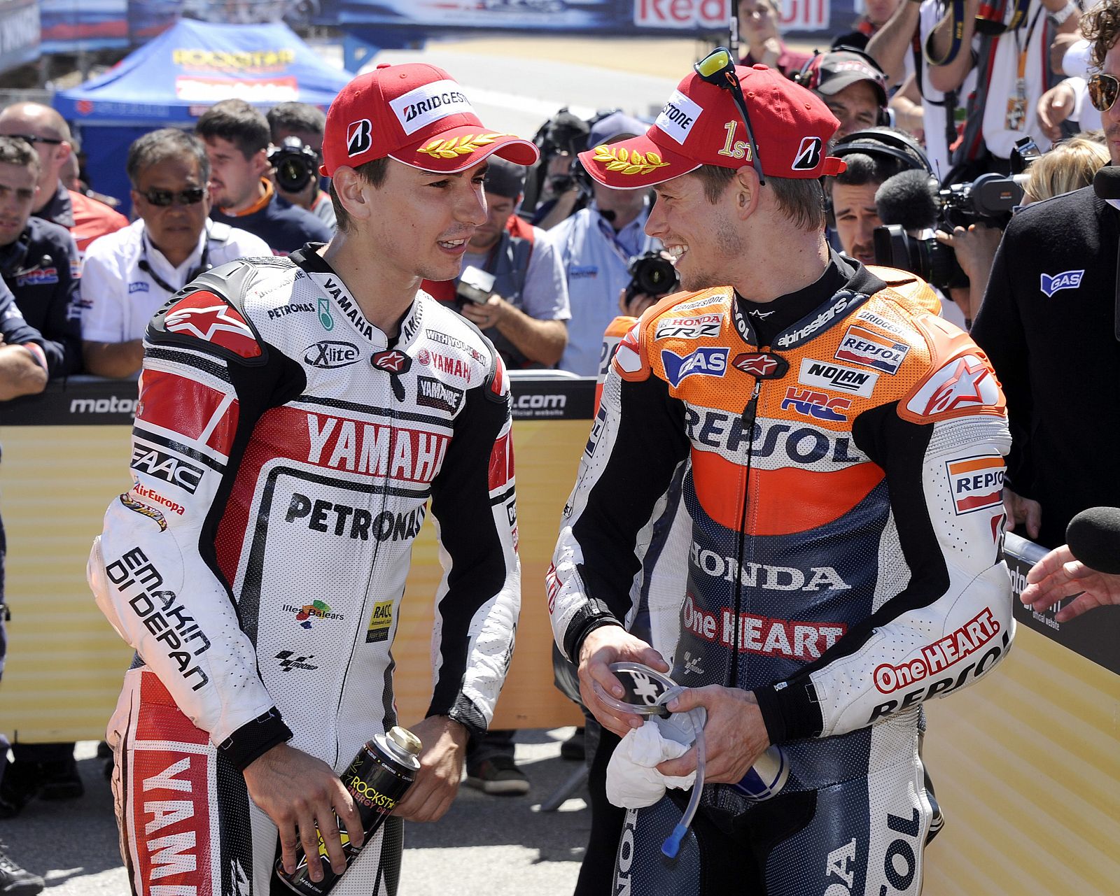 El australiano Casey Stoner conversa con el español Jorge Lorenzo  tras el Gran Premio de Estados Unidos de motociclismo en el autódromo de Laguna Seca en Monterrey, California