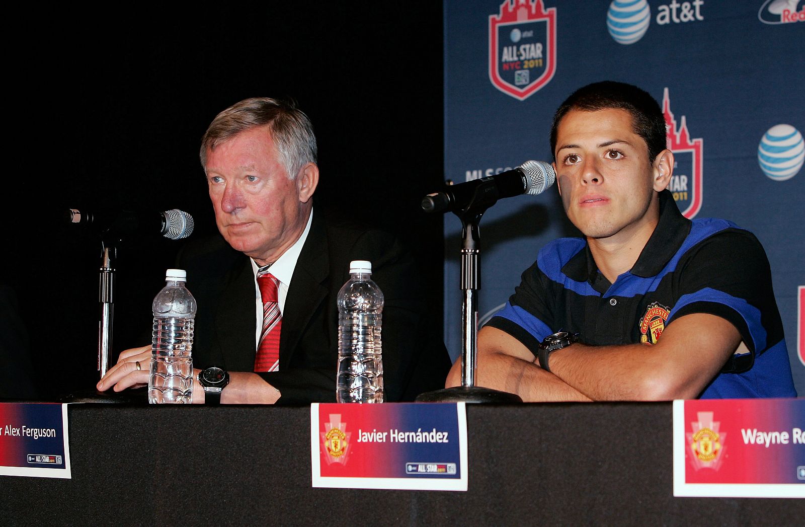 El entrenador del Manchester United Head Sir Alex Ferguson y Javier "Chicharito" Hernandez hablan en rueda de prensa antes del partido contra el MLS All-Star