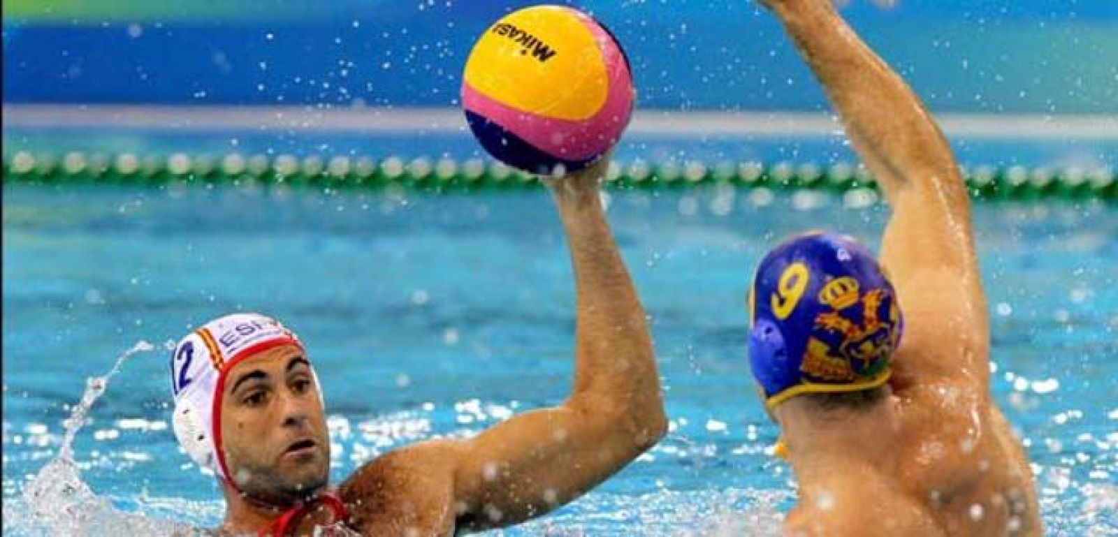  Aleksander Ivovic bloquea la jugada del jugador español Javier García.