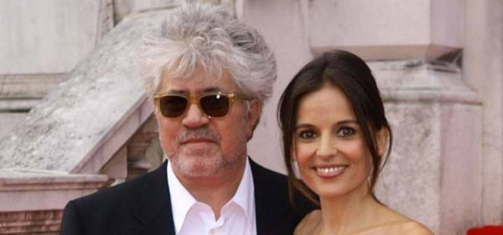 Pedro Almodóvar, acompañado por la actriz Elena Anaya, asiste al estreno de 'La piel que habito' en Londres.