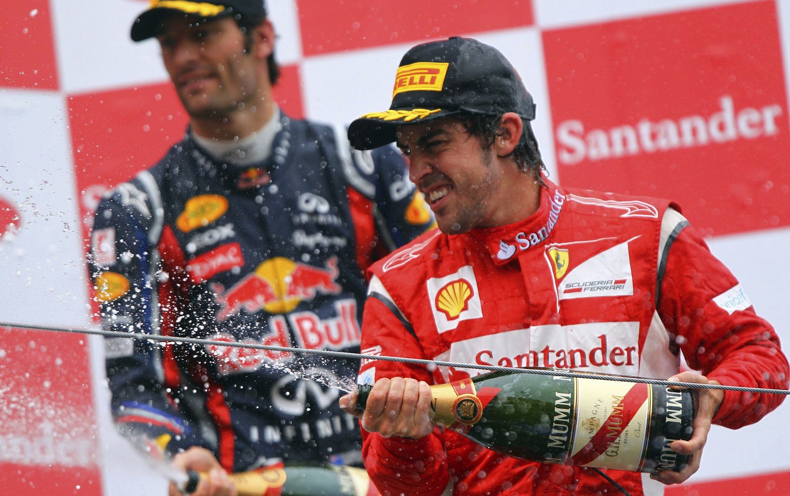 Fernando Alonso celebra el segundo puesto tras el Gran Premio de Fórmula Uno en Nürburgring