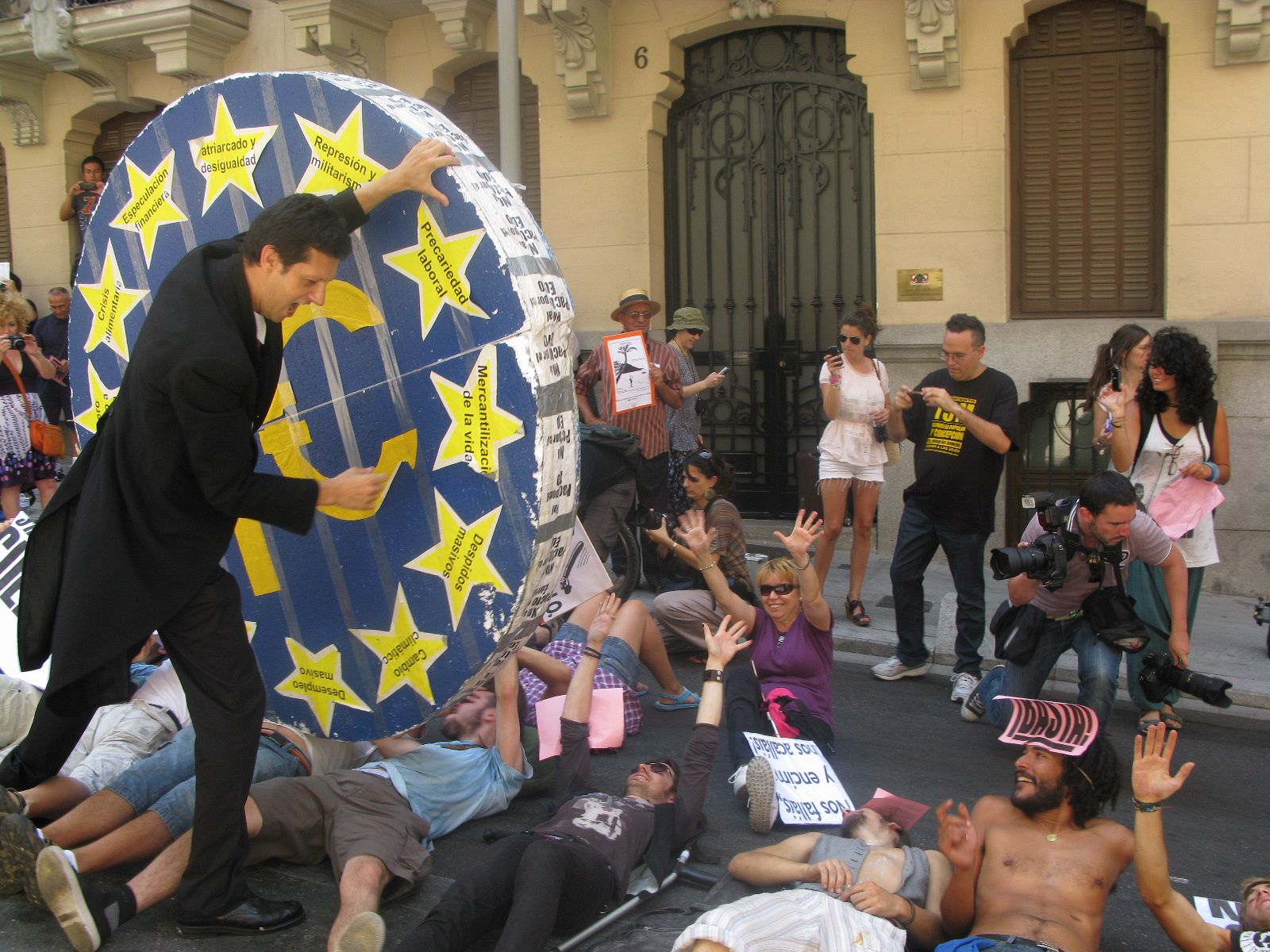 Los manifestantes simulan el atropello del Euro en la sociedad