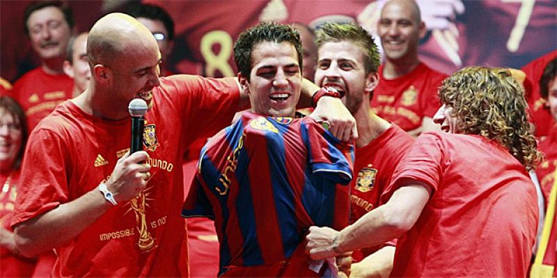 Puyo y Piqué vistieron de azulgrana a Cesc durante la celebración del Mundial