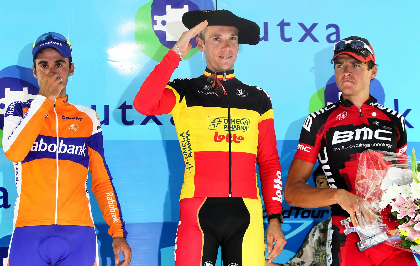 Philippe Gilbert (c), celebra la primera posición junto a Carlos Barredo y Greg Avermaet.