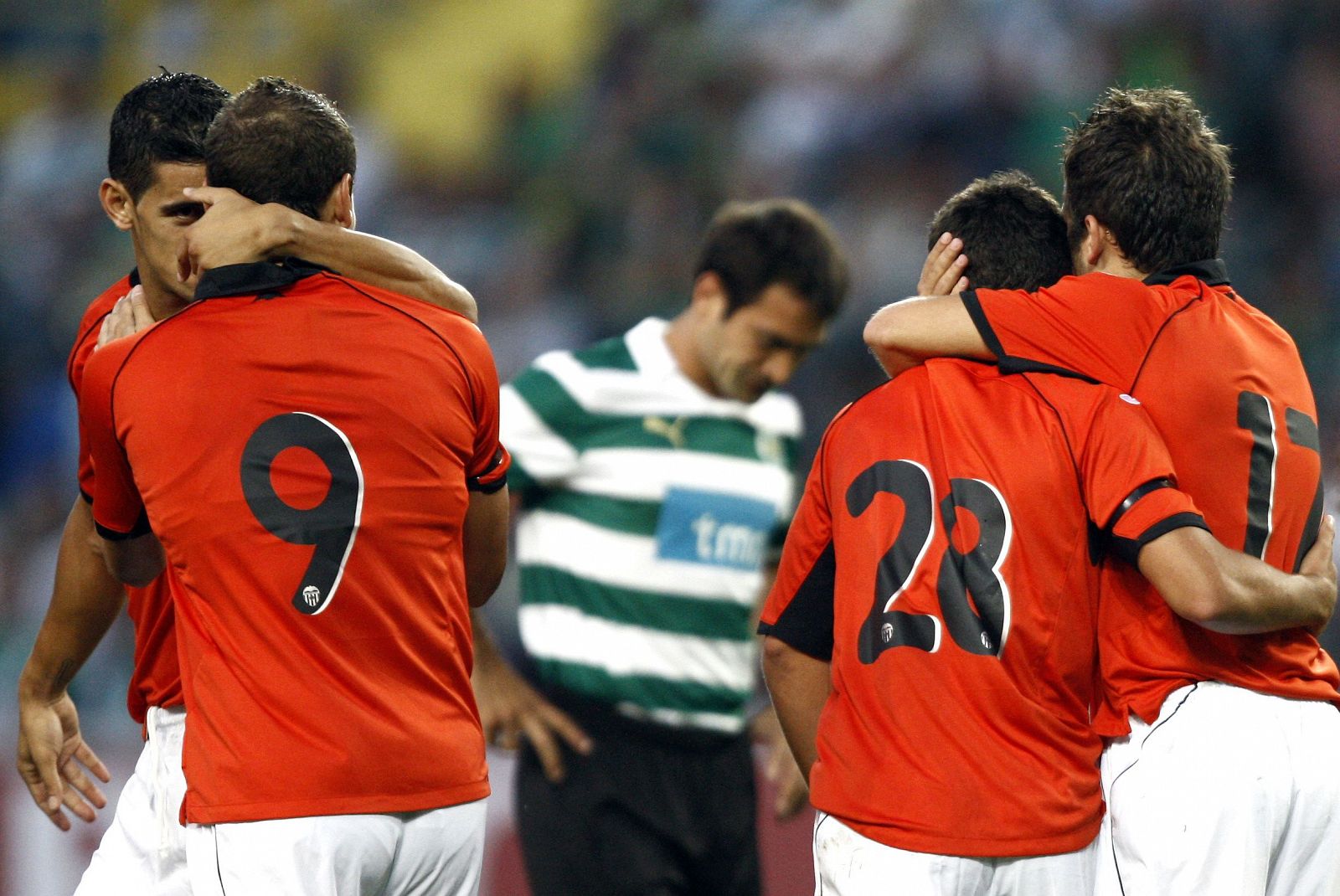 Bernat del Valencia CF (2i) celebra con sus compañeros tras marcar un gol al Sporting de Lisboa.