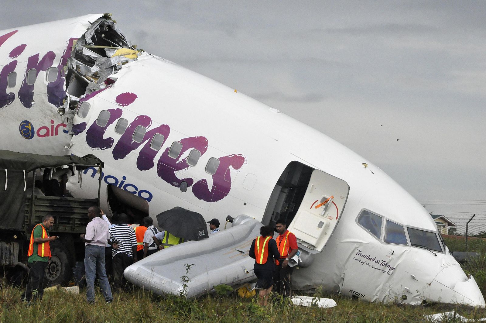 El avión paró unos metros fuera de la pista del aeropuerto de Cheddi Jagan, en Georgetown.