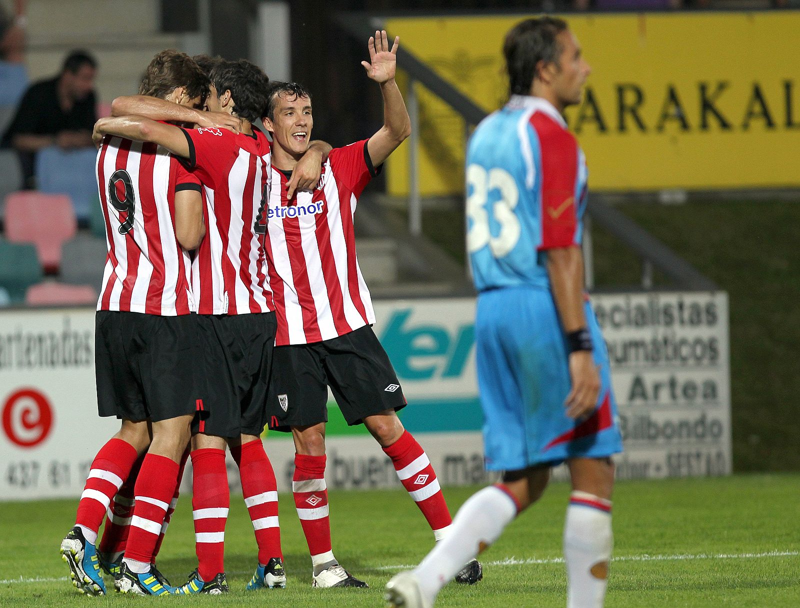 Los jugadores del Athletic de Bilbao celebran el gol marcado por su compañero, el centrocampista Javi Martínez, ante el Calcio Catania.