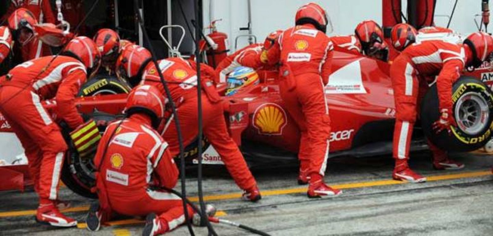 El español Fernando Alonso durante el cambio de neumáticos en el GP de Hungría.