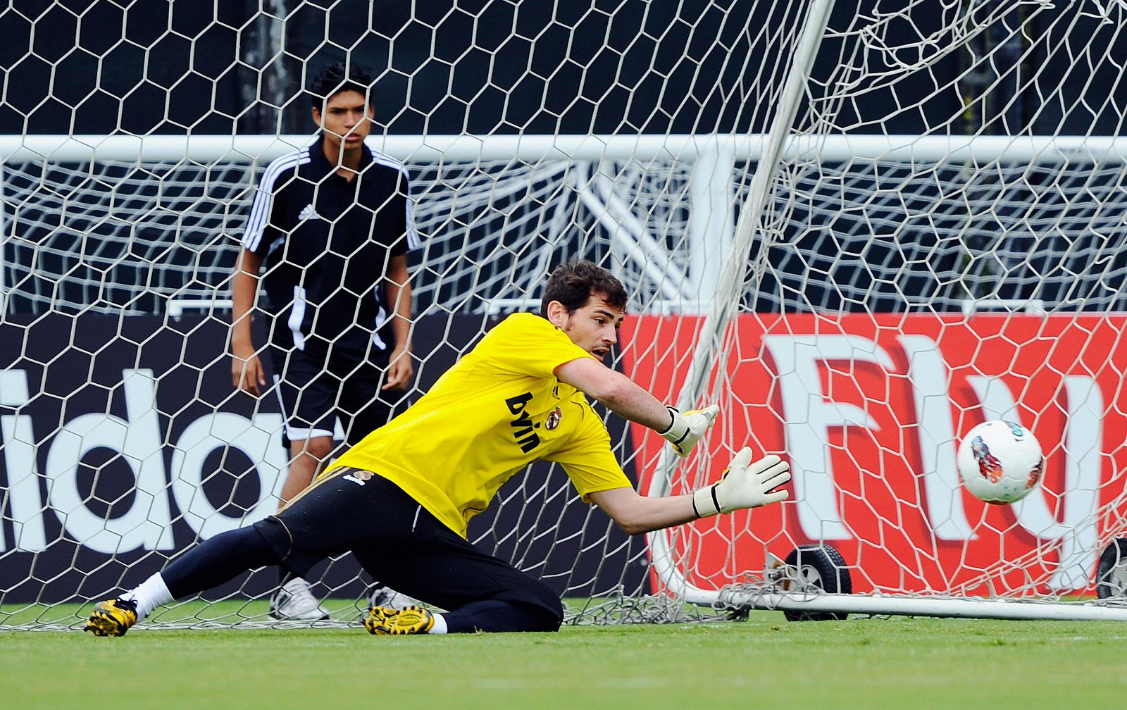 El portero del Real Madrid, Iker Casillas, durante un entrenamiento de la pretemporada