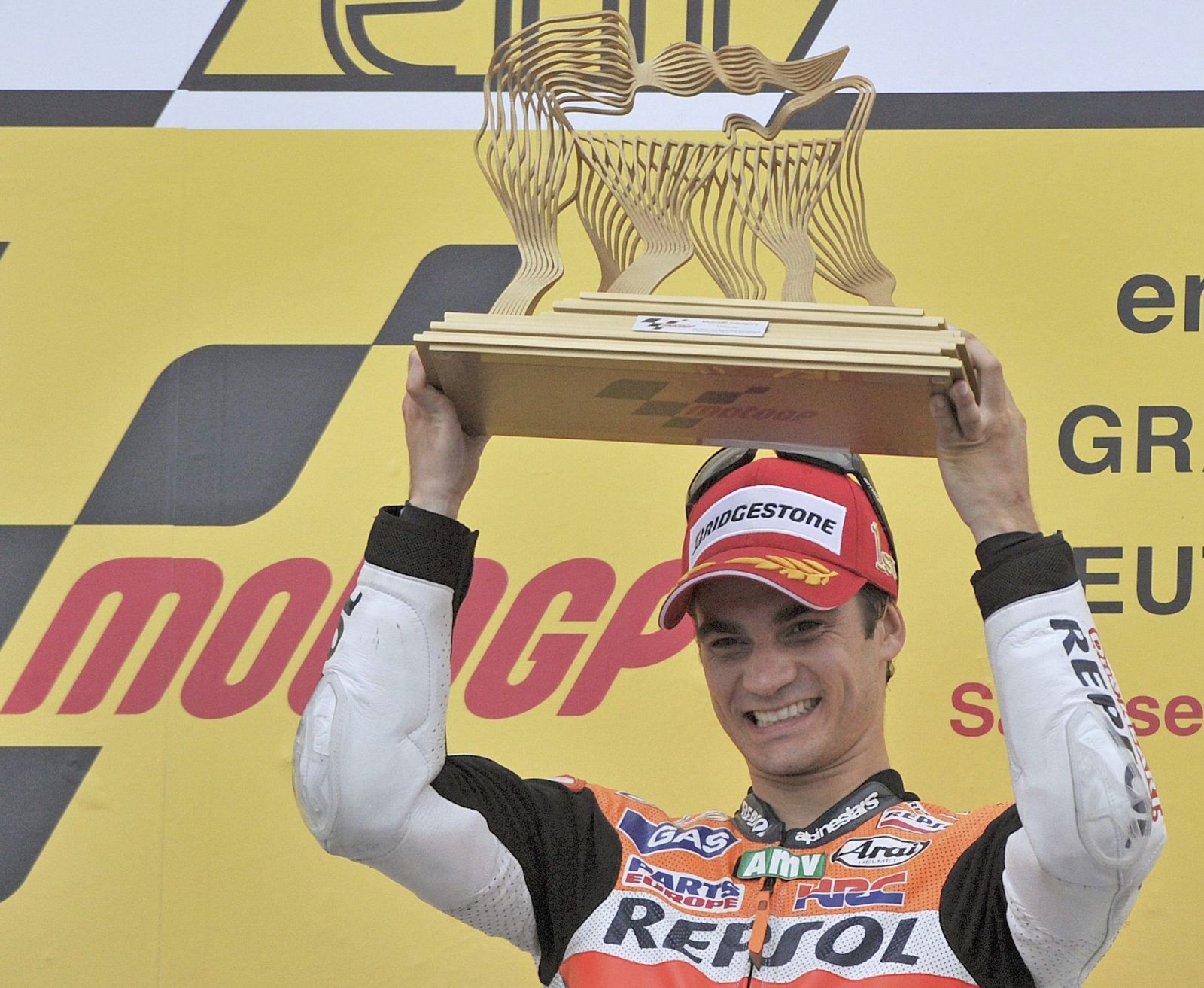 El piloto español de MotoGP, Dani Pedrosa, celebra en el podio su victoria en el Gran Premio de Alemania el pasado 17 de julio