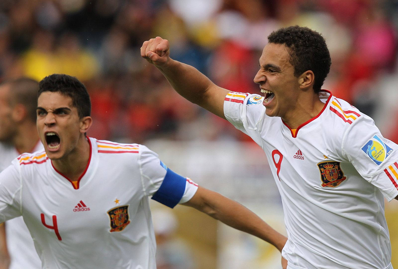 Rodrigo (d) y Jorge Pulido (i) celebran un gol